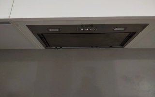 Cocina completa con encimera, vitro y campana