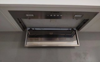 Cocina completa con encimera, vitro y campana