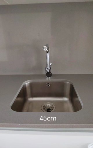 Cocina completa con encimera, vitro y campana
