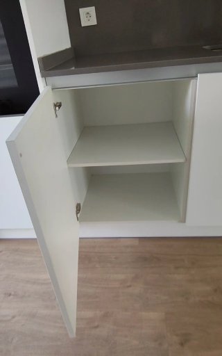 Cocina completa con encimera, vitro y campana