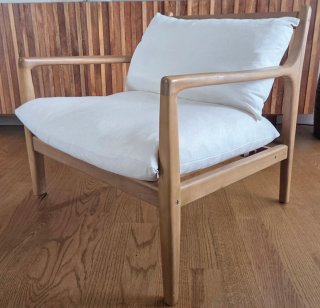 Sillón de madera con cojines