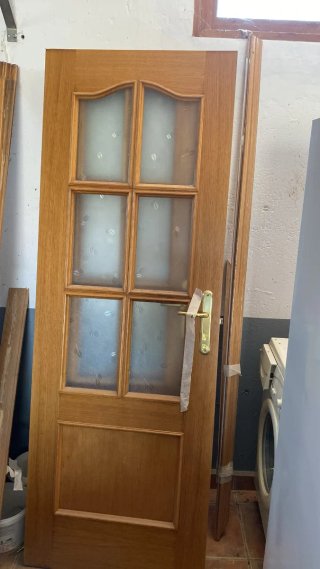 Puerta de pino con cristal