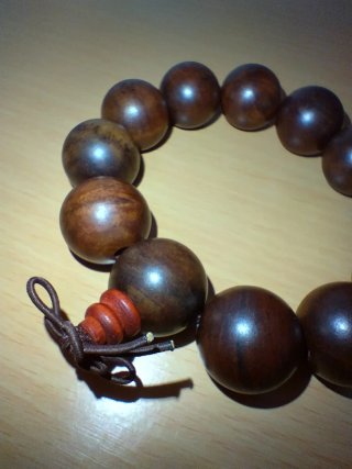 Bracciale con perle in legno