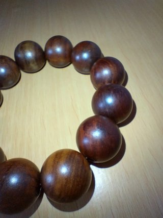 Bracciale con perle in legno