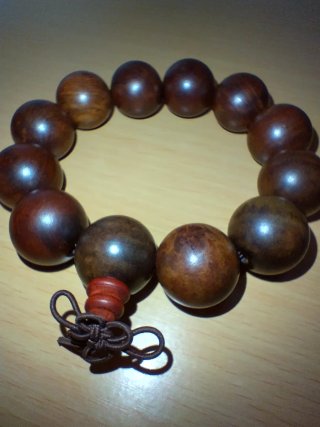 Bracciale con perle in legno