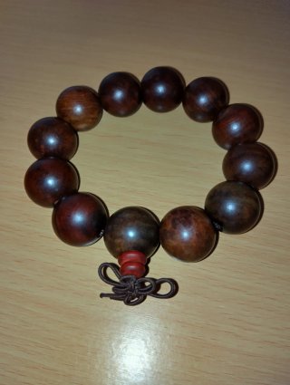 Bracciale con perle in legno