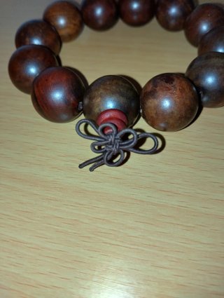 Bracciale con perle in legno