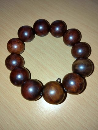 Bracciale con perle in legno