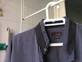 Camisa gris hombre