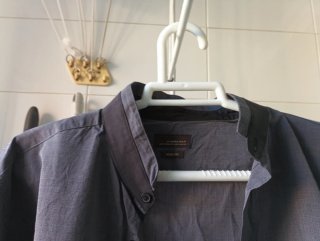 Camisa gris hombre