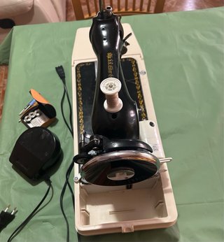 Máquina de coser Alfa Eibar.Funciona perfecto.