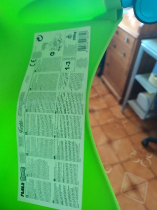Correpasillos verde con antenas