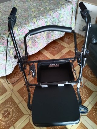Andador KMINA con asiento y ruedas