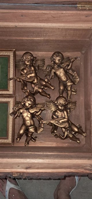 Figuras de ángeles músicos dorados
