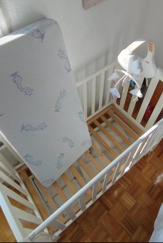 Cuna blanca con cajón y móvil