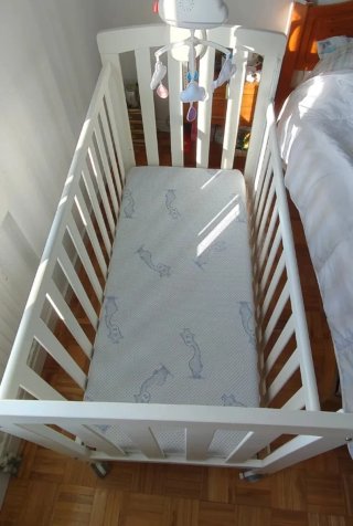 Cuna blanca con cajón y móvil