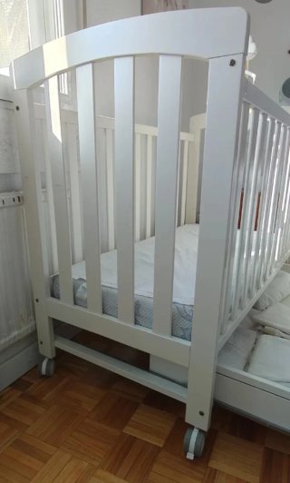 Cuna blanca con cajón y móvil