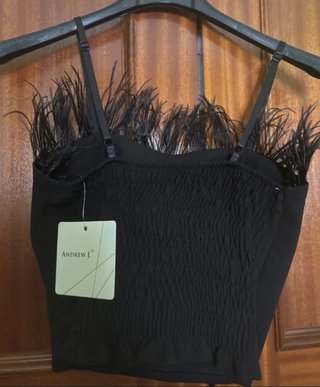 Top negro con plumas mujer