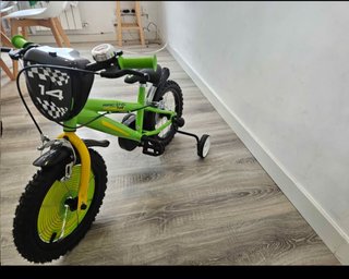 Bicicleta infantil amarilla con ruedines