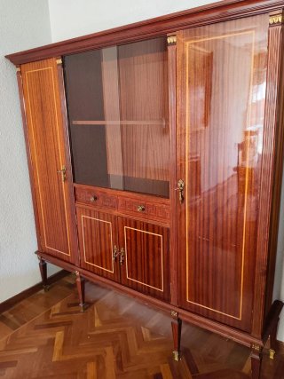 Mueble vitrina madera y cristal