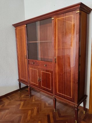 Mueble vitrina madera y cristal