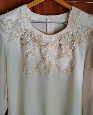 Blusa beige y con bordados. Venta en mano.