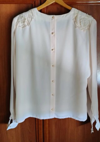 Blusa beige y con bordados. Venta en mano.