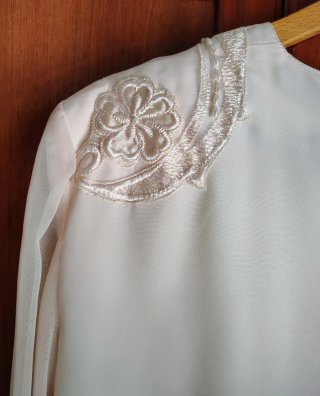 Blusa beige y con bordados. Venta en mano.
