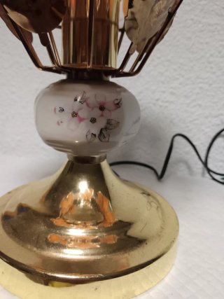 Lámpara de mesa floral dorada