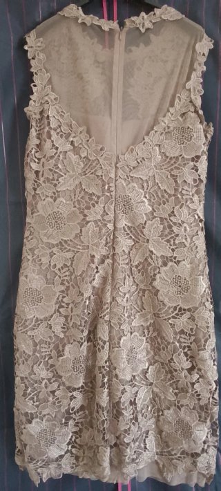 Vestido de fiesta beige encaje