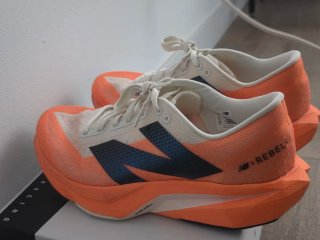 New Balance FuelCell Rebel v5 Beige/Naranja