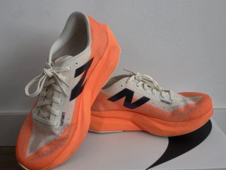 New Balance FuelCell Rebel v5 Beige/Naranja