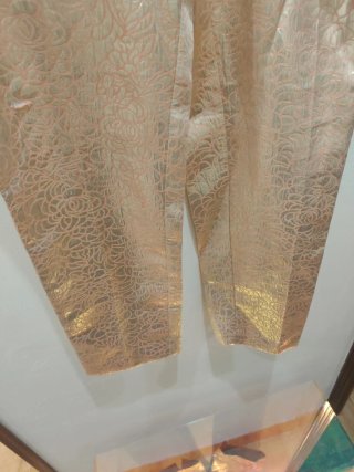 Pantalón H&M Talla 36 Dorado Rosa Troquelado