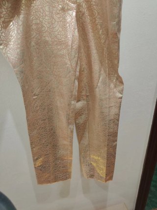 Pantalón H&M Talla 36 Dorado Rosa Troquelado