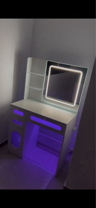 Tocador de maquillaje blanco con luces LED