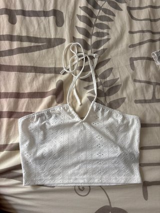Top blanco halter con encaje