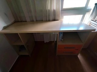 Escritorio beige y naranja con cajones