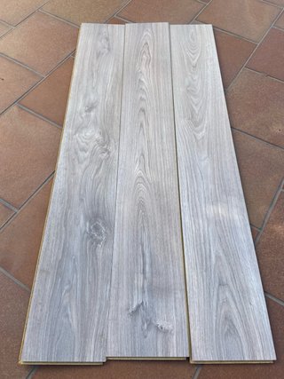 Parquet Grisáceo 17m² Nuevo y cizalla para cortar.