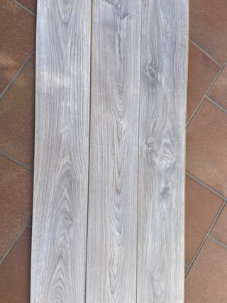 Parquet Grisáceo 17m² Nuevo y cizalla para cortar.