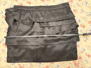 Falda negra satinada con volantes