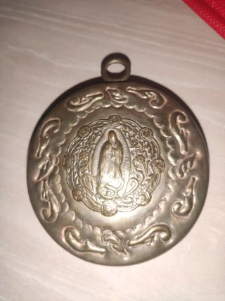 Medalla religiosa M con cruz y corazones