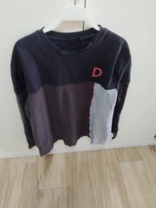 Camiseta negra y gris con logo D