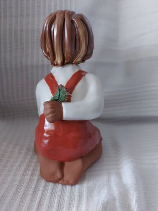Figura cerámica niño con peto