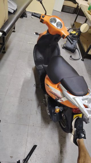 Moto Hyosung SF50 Racing Scooter Naranja