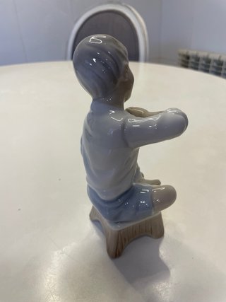 Figura porcelana niño zapatero