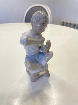 Figura porcelana niño zapatero