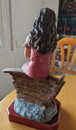 Escultura de mujer con paloma