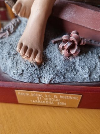 Escultura de mujer con paloma