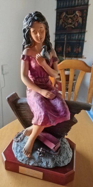 Escultura de mujer con paloma