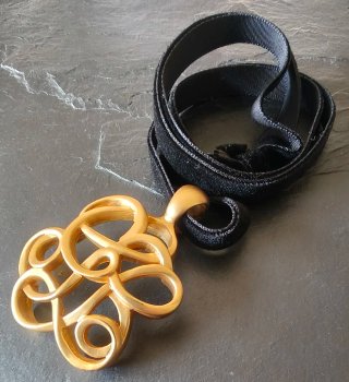 Collar Colgante Monograma Vintage Guy Laroche